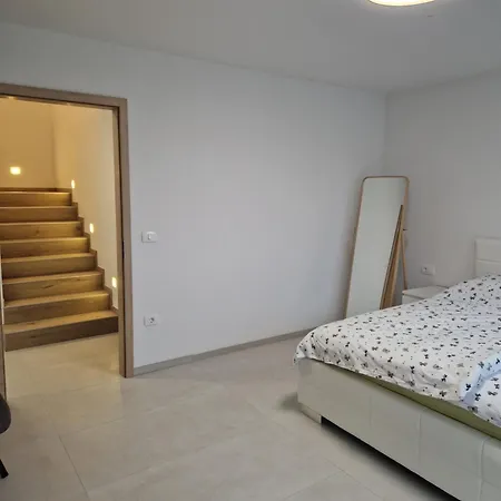 Hisa Naj * Capodistria
